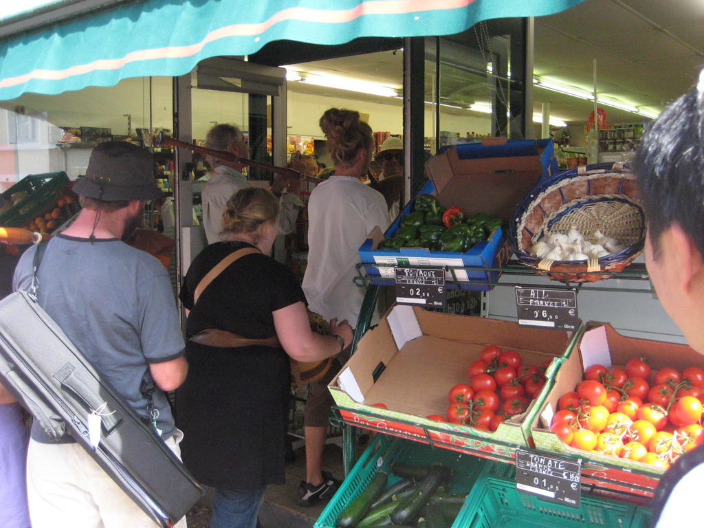 3165__piping_at_the_grocery_store